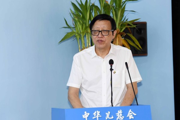 中华少年儿童慈善救助基金会理事长兼秘书长王林出席捐赠仪式并致辞
