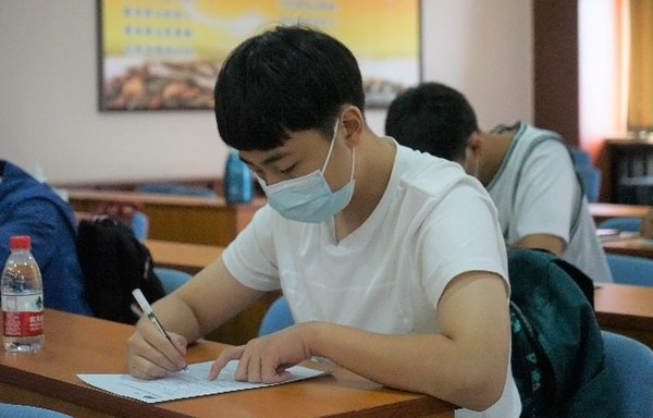 李锦记希望厨师申请学生郑琰骥进行笔试