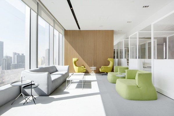 （艾克商务中心各个办公项目都设有开阔的公共空间，满足协作、交流的需求）