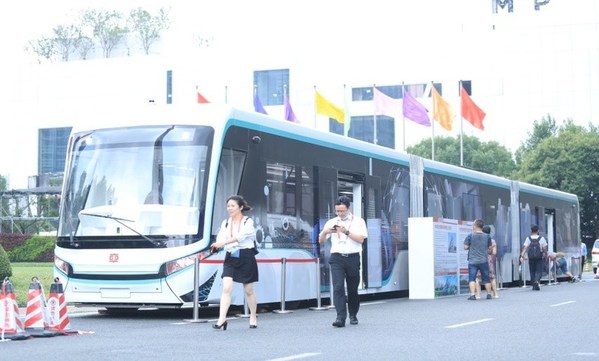 中车南京浦镇数字轨道胶轮电车（DRT）列车在展会现场展出