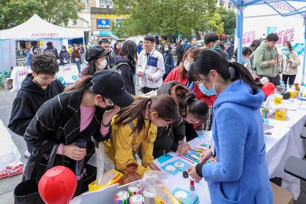 AMORE 能量青年路演现场踊跃参与活动的同学们