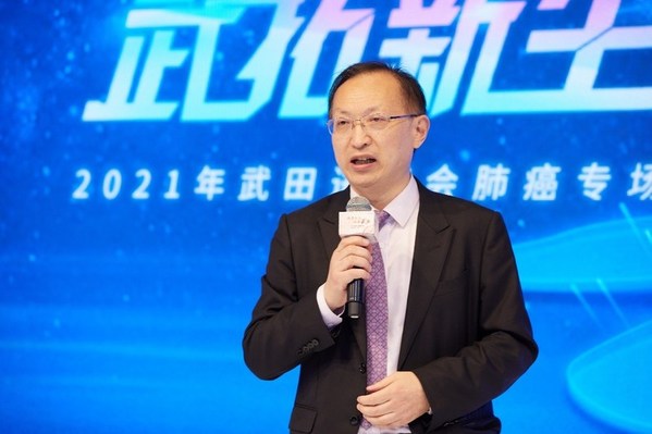 图示：周彩存教授介绍中国肺癌诊疗现状