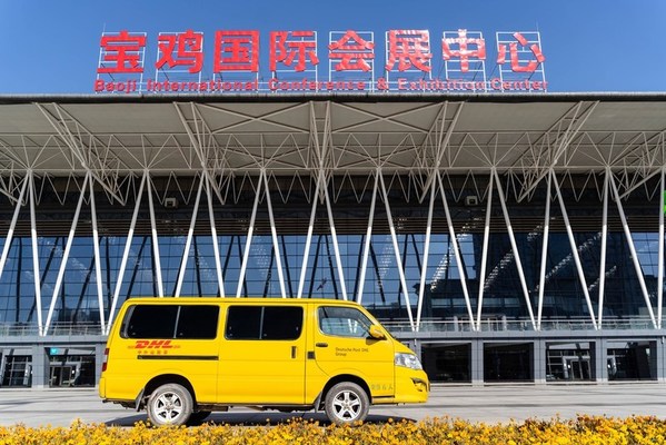 DHL快递派送车在宝鸡市国际会展中心取件