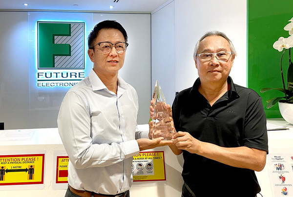 富昌电子公司副总裁及亚太区行政总裁YH Chin（左）；Vishay亚洲分销渠道高级销售总监Victor Lim（右）
