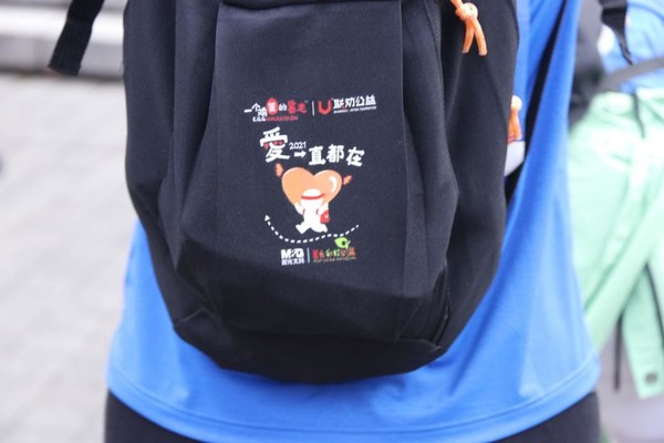 晨光彩虹公益为“一个鸡蛋的暴走”上千位参赛者提供公益背包