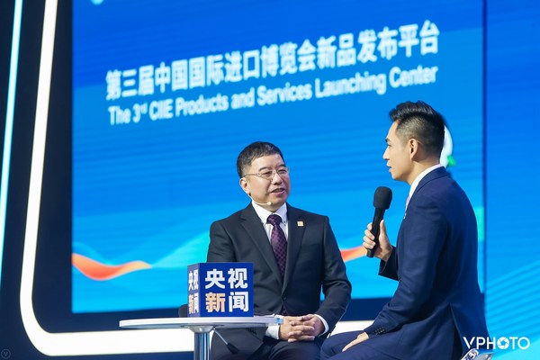 SGS中国区轻工产品服务总监张肖松先生在第三届中国国际进口博览会新品发布会上接受央视新闻采访