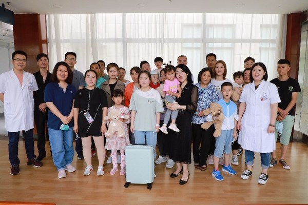 康菲中国员工志愿者在医院欢迎患儿入院接受治疗，并送上礼物及住院生活必需品