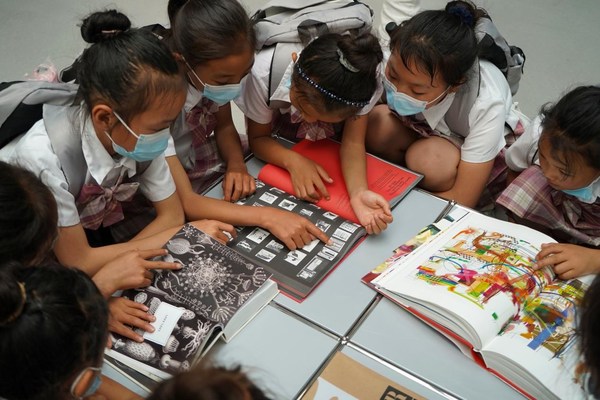 春蕾女童正在阅读博物馆的艺术书籍