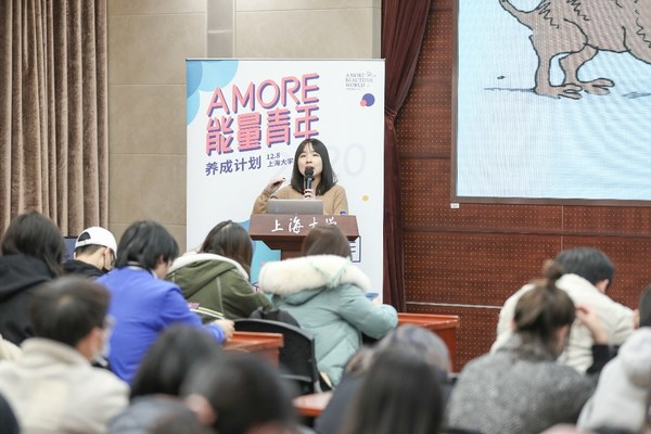 邀请国内知名心理咨询专家开设公开课，引导同学们有意识地进行自我调节