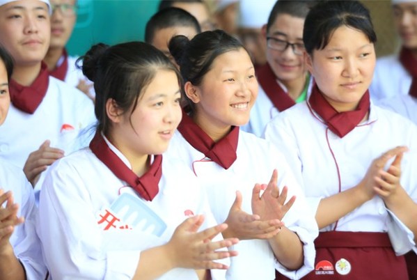 10年里，李锦记希望厨师项目已资助1000余名有志青年学厨圆梦