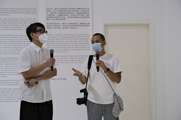 中央美术学院美术馆研究员、影像艺术中心主任蔡萌（左）和参展摄影师冯立（右）在 “reconnect / 再次连接”北京站开幕活动进行现场导览