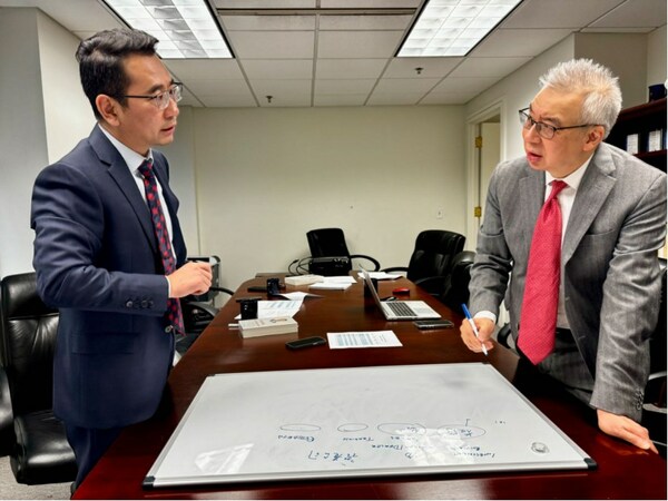 任剑浩会长和张志国总裁探讨某企业未来资本规划方案