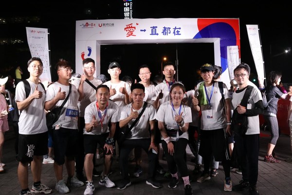 晨光彩虹公益暴走团成员们胜利抵达终点