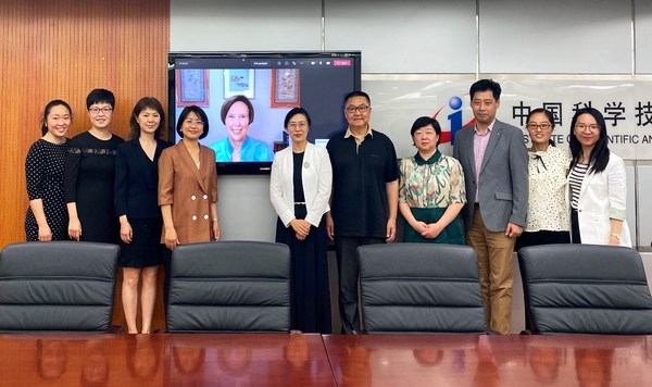 中信所副所长郭铁成、评价中心代表及威科集团全球增长市场副总裁、中国区董事总经理王志霆、威科集团中国区代表成员共同见证签约