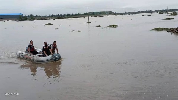 2021年7月20日16点10分，壹基金紧急救援项目-郏县应急救援协会前往东、西关庄交界处汝河段，解救河中被困人员。