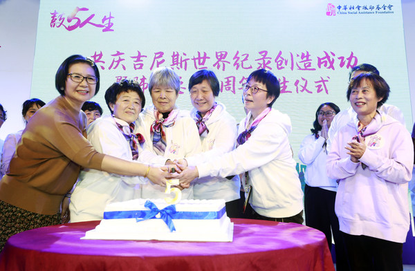 众嘉宾共同为成功跨越“五周年”的肺癌患者庆生