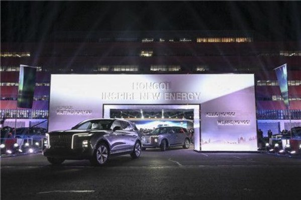 图为红旗E-HS9汽车将运往挪威市场