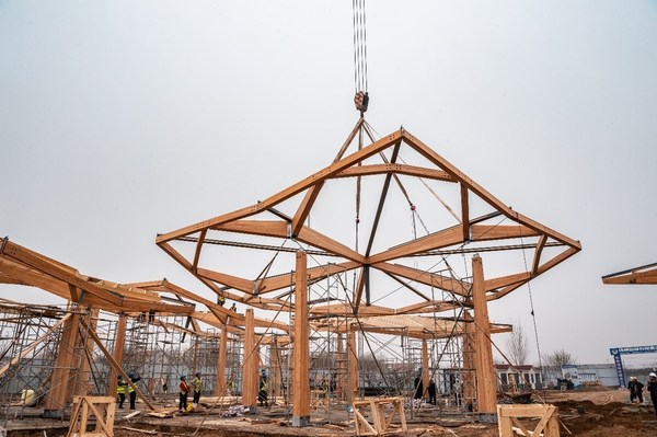 预制木结构“梨花”形屋顶整体吊装 © 加拿大木业