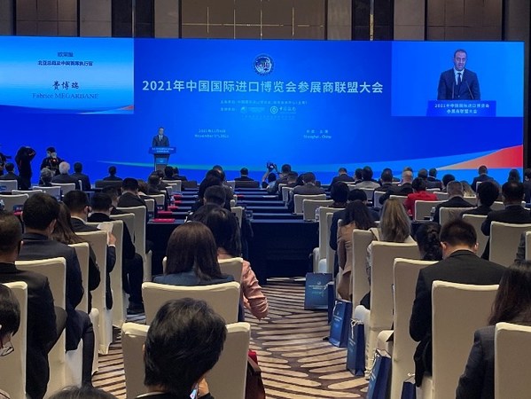 欧莱雅北亚总裁及中国首席执行官费博瑞在展盟大会上发言