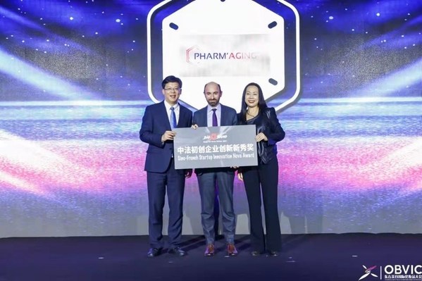 欧莱雅北亚及中国首席企业事务及公众联动官兰珍珍（右三）为中法赛道优胜企业代表人颁奖
