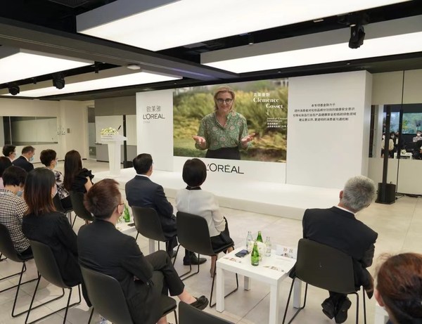 欧莱雅集团消费者信息部门负责人克莱曼斯介绍产品环境和社会影响的标签系统