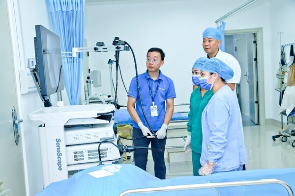 开立医疗工程师为田林县人民医院医生介绍内镜操作