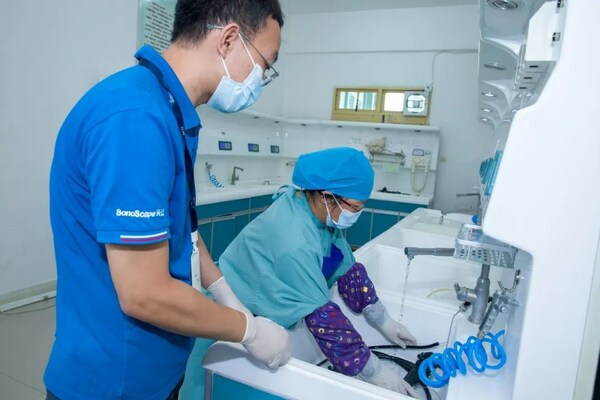 开立医疗工程师为田阳县人民医院医生指导内镜洗消