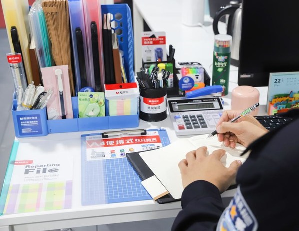 今年晨光为进博提供了定制礼盒、书写工具、本册等数十款颜值实力兼备的办公用品