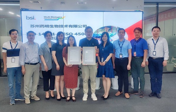 苏州药明生物BSI ISO 14001和ISO 45001国际标准认证颁证仪式合影
