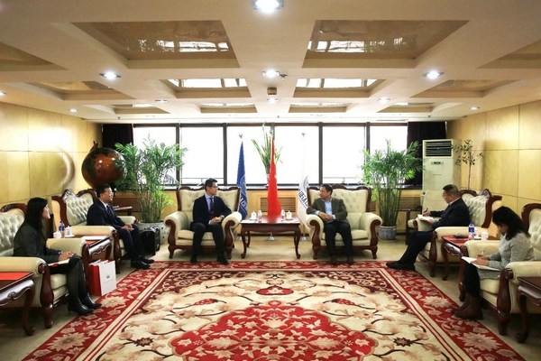 照片从左至右：BSI中国区技术合规部经理姜楠、BSI中国区方案总监张乐、BSI亚太区首席运营官兼大中华区董事总经理林劲、中国认证认可协会常务副会长兼秘书长黄继先、中国认证认可协会副秘书长周琦、中国认证认可协会人员能力评价中心副主任牛东波一并参加会议的还有中国认证认可协会行业发展与会员服务部副主任张颖、中国认证认可协会人员能力评价中心王茜、郝静、BSI中国区技术合规部李昊。