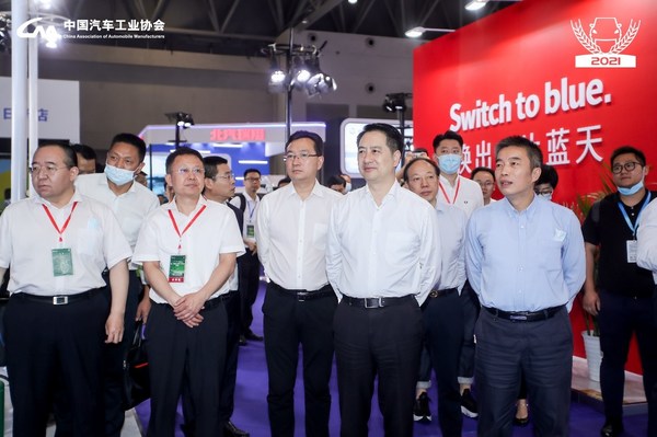 国家部委、重庆市政府与合作企业相关领导亲自莅临奥动新能源展台巡视