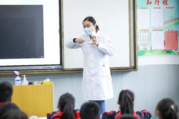 济南可恩口腔市中分院的张祎璇医生耐心教授正确刷牙方法