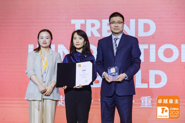 【卡瓦集团人力资源副总裁谭亚婷女士，与卡瓦集团市场准入和政府事务及集团市场部高级总监蒋俊巍先生上台领奖】