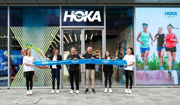 HOKA ONE ONE中国总经理Olivier Lorans先生（左二）携手众嘉宾为 HOKA全球首家直营品牌体验店剪彩庆祝盛大开业