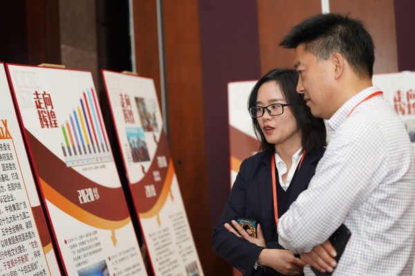 客户参观中检集团成立40周年主题展览