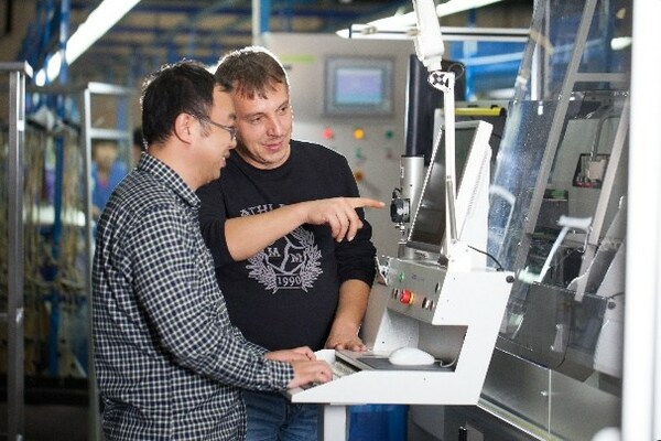 德科斯米尔全球团队团结合作