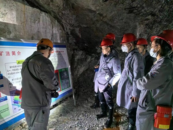 鸿湖万联矿鸿服务团队深入矿山行业作业场景