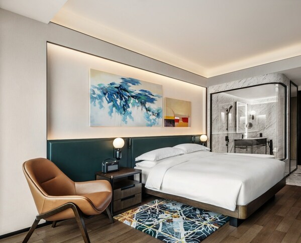 「澳门安达仕酒店」超过700间客房及套房全部经过精心设计，以多姿多彩的当地文化为灵感，所选用的森林绿和暗橙色调正好呼应了酒店周边环境的一片浓密绿荫的风光地貌。