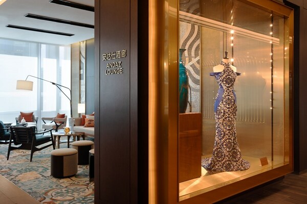 安达仕酒廊采用开放式设计，犹如散发亲切氛围的精致住宅客厅，布置中低调融入了澳门特色。