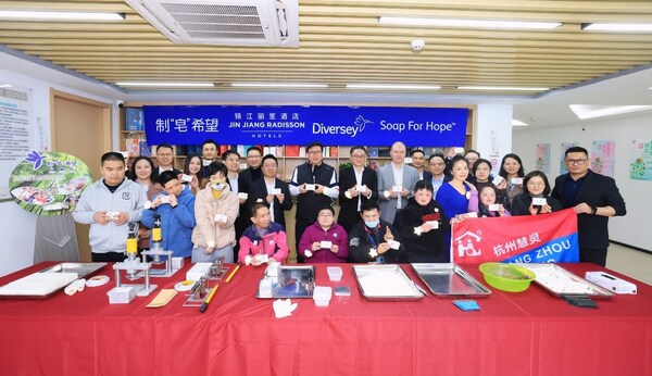锦江丽笙酒店团队与泰华施团队在杭州慧灵体验肥皂制作，践行可持续发展理念