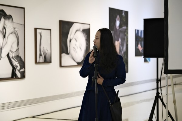NEW CONNECTION展览策展人摄影师何伊宁在北京站开幕活动现场