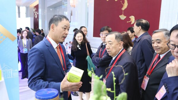 菲仕兰中国区高级副总裁杨国超向嘉宾介绍菲仕兰产品