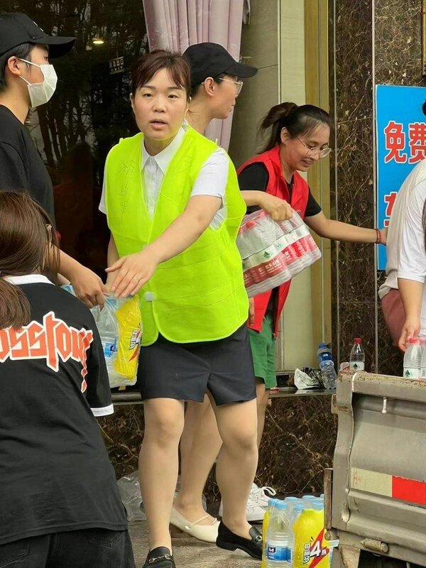 如家酒店 - 涿州范阳中路文化广场店员工协助救援物资对接