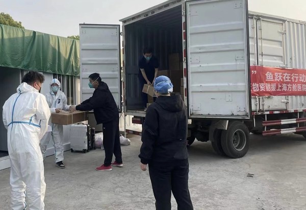 图：当天下午，鱼跃医疗捐赠物资抵达上海方舱医院