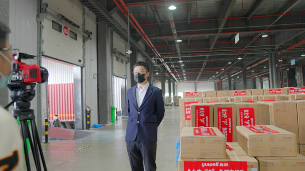 图：鱼跃医疗副总裁赵帅接受媒体采访