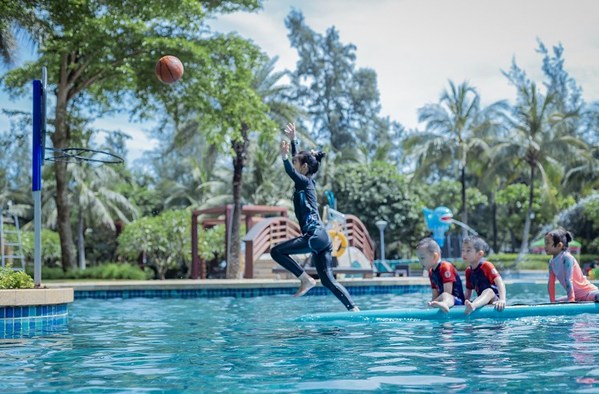 孩子们在海口鲁能希尔顿酒店参加“水上投篮大作战”活动