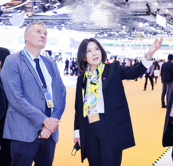 法孚集团中国及东盟地区总裁单晓阳女士向法国驻华大使Monsieur Laurent Bili（罗梁先生）介绍本届进博会法孚亮相的新技术