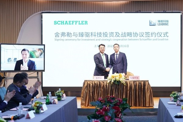 舍弗勒大中华区汽车科技事业部总裁陈相滨博士（左）与臻驱科技创始人、总经理沈捷博士（右）共同签署了合作协议，舍弗勒集团电驱动事业部总裁约亨&middot;施罗德博士（左侧屏幕）通过在线的形式见证了这一时刻