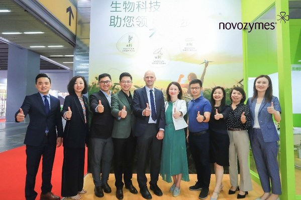 图5：丹麦驻广州总领事沈博先生（S&oslash;ren Bindesb&oslash;ll）莅临诺维信展台