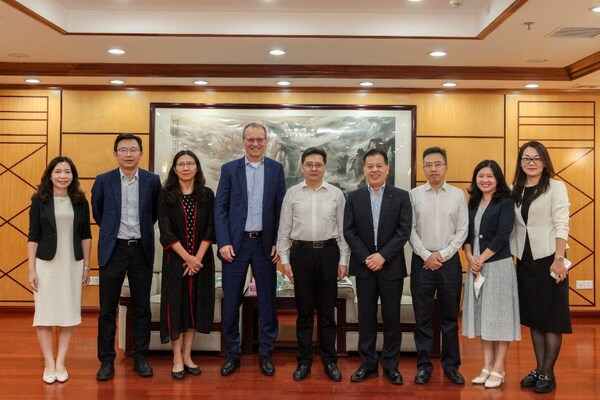TÜV莱茵集团首席执行官、管理执行董事会主席富笔博士（左四）一行拜访广东省商务厅